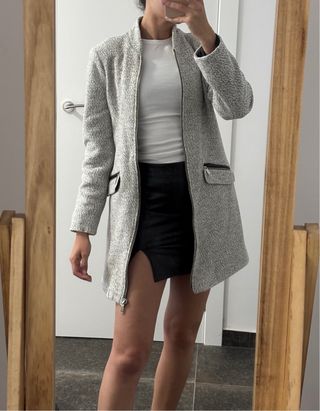 Abrigo corto Stradivarius gris