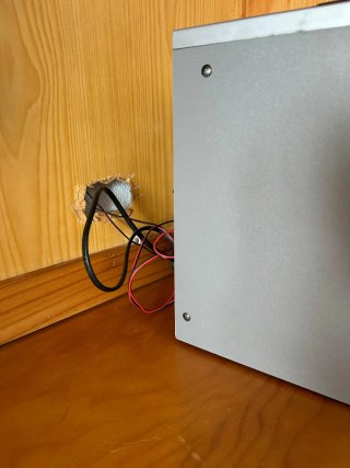 Alacena de madera con puertas de cristal