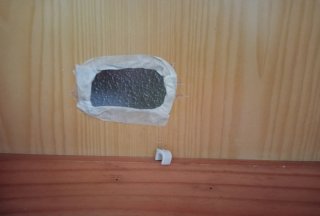 Alacena de madera con puertas de cristal