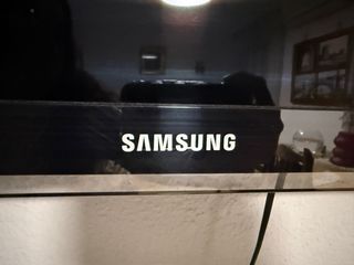 Televisor Samsung Negro y Plateado