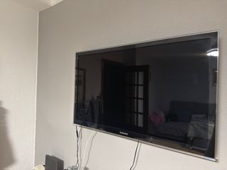 Televisor Samsung Negro y Plateado