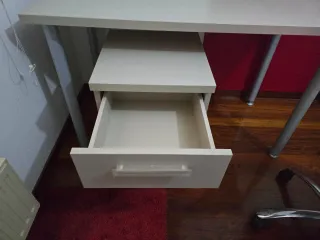Escritorio juvenil con cajonera beige y silla