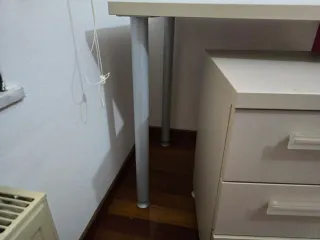 Escritorio juvenil con cajonera beige y silla