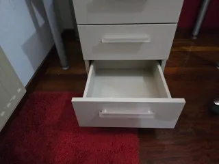 Escritorio juvenil con cajonera beige y silla