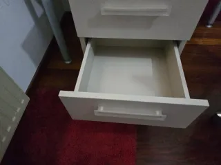 Escritorio juvenil con cajonera beige y silla