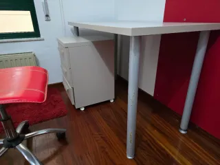 Escritorio juvenil con cajonera beige y silla