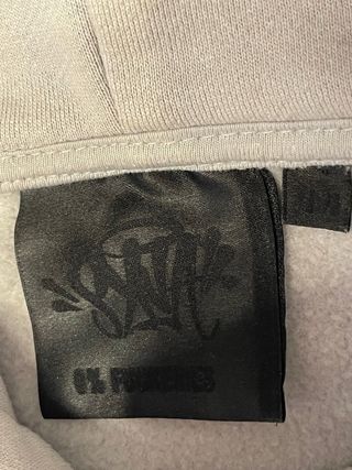 Chándal gris con capucha y cordones rosas