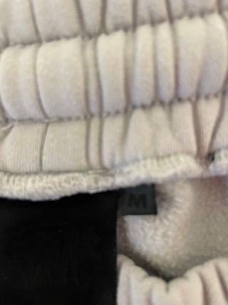 Chándal gris con capucha y cordones rosas