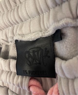 Chándal gris con capucha y cordones rosas