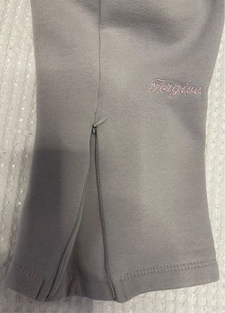 Chándal gris con capucha y cordones rosas