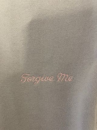 Chándal gris con capucha y cordones rosas