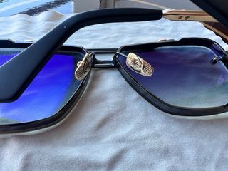 Gafas de sol DITA SIX MATCH  negras y doradas .