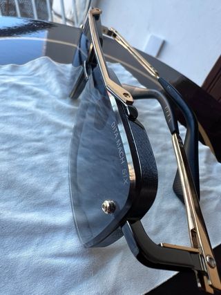 Gafas de sol DITA SIX MATCH  negras y doradas .