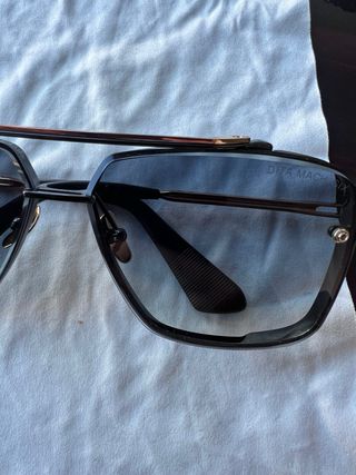 Gafas de sol DITA SIX MATCH  negras y doradas .