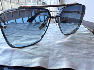 Gafas de sol DITA SIX MATCH  negras y doradas .