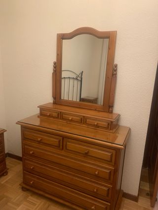 Cómoda de madera con espejo y cristal