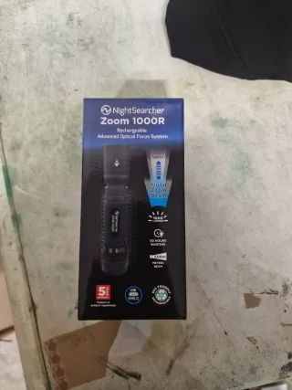 Lanterna NightSearcher Zoom 1000R Recarregável