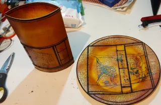 Plato de vidrio y jarrón hecho a mano