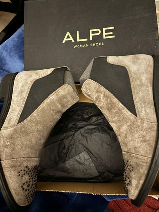 Botines Alpe ante tachuelas grises