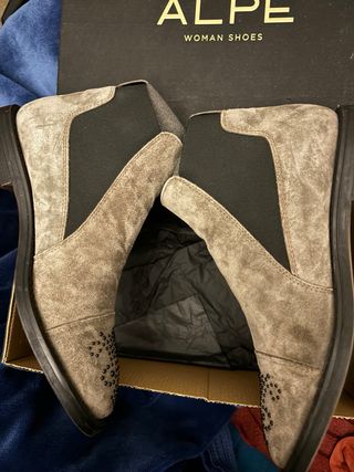 Botines Alpe ante tachuelas grises