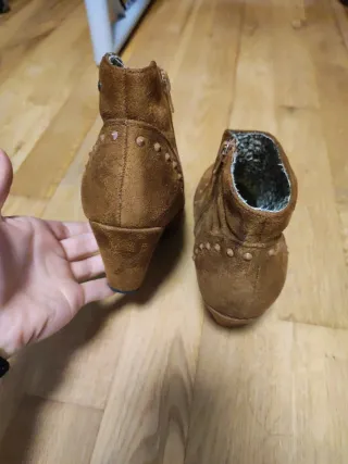 Botines Mustang Ante Camel. Tacón 7cm. Talla 38