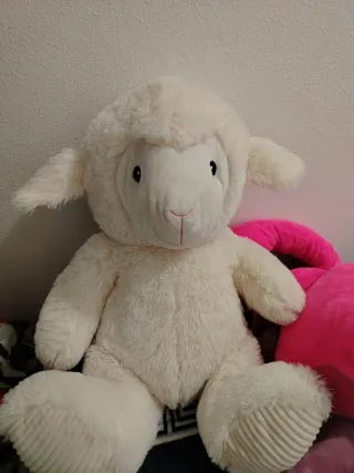 Oveja de peluche blanca