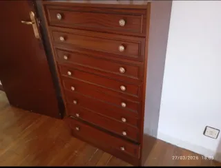 Armario de madera con espejo