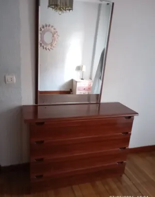 Armario de madera con espejo