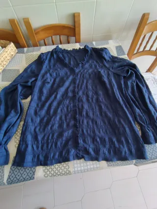 Blusa azul con textura