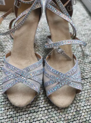 Zapatos de baile plateados y beige