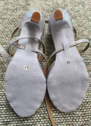 Zapatos de baile plateados y beige