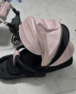 Carro de bebé rosa y negro