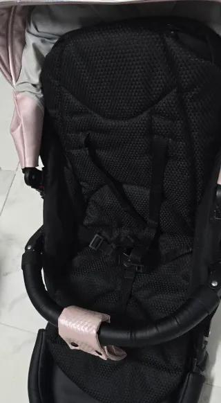 Carro de bebé rosa y negro