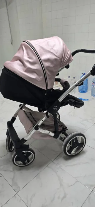Carro de bebé rosa y negro
