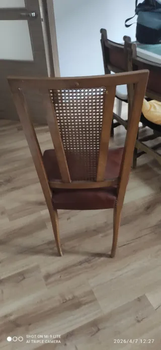 Sillas de madera antiguas con asiento de cuero