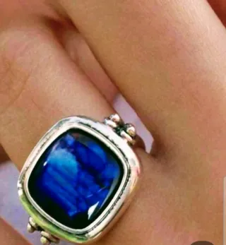 Anello con pietra blu
