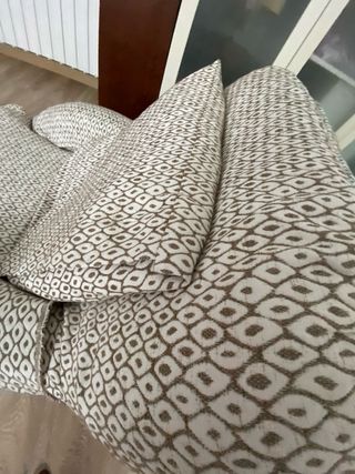 Butaca de tela con patas de madera
