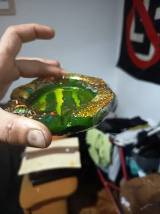 Cenicero Octogonal Verde y Dorado Monster