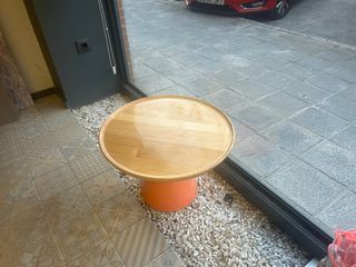 Mesa de diseño redonda madera y naranja