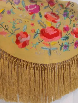 Mantoncillo amarillo mostaza suave bordado floral