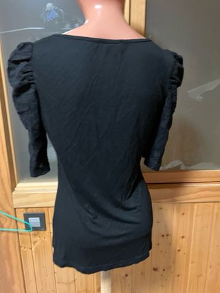 Camiseta negra manga abullonada