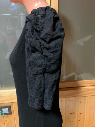 Camiseta negra manga abullonada