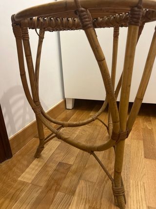 Mesa auxiliar redonda de mimbre vintage