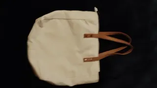 Bolso de lona blanco con asas de cuero
