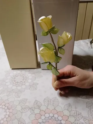 Ramo di rose gialle in vetro