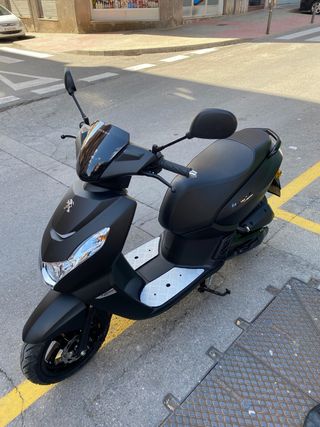 Peugeot Scooter Negra Automática