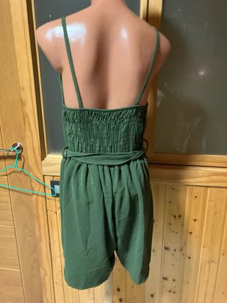 Mono corto verde con cinturón