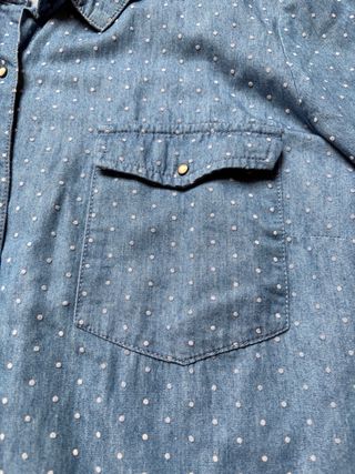 Camisa vaquera con topos de Cortefiel