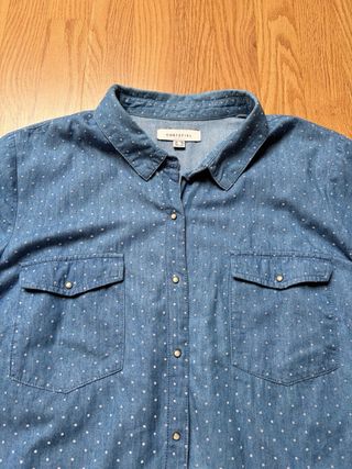 Camisa vaquera con topos de Cortefiel
