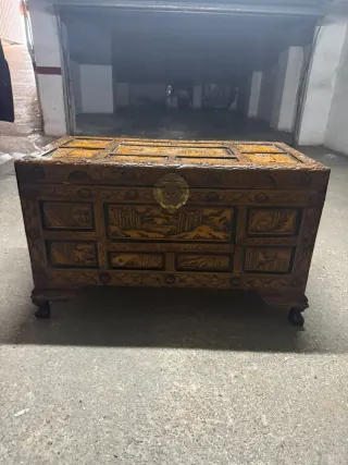 Baúl Vintage Tallado a Mano